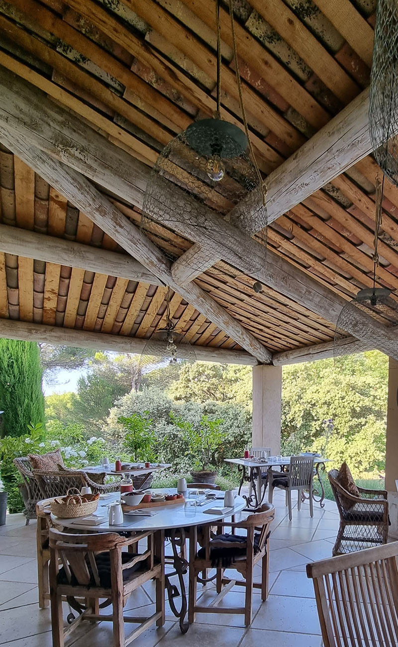 Terrace for breakfast facing the Dentelles